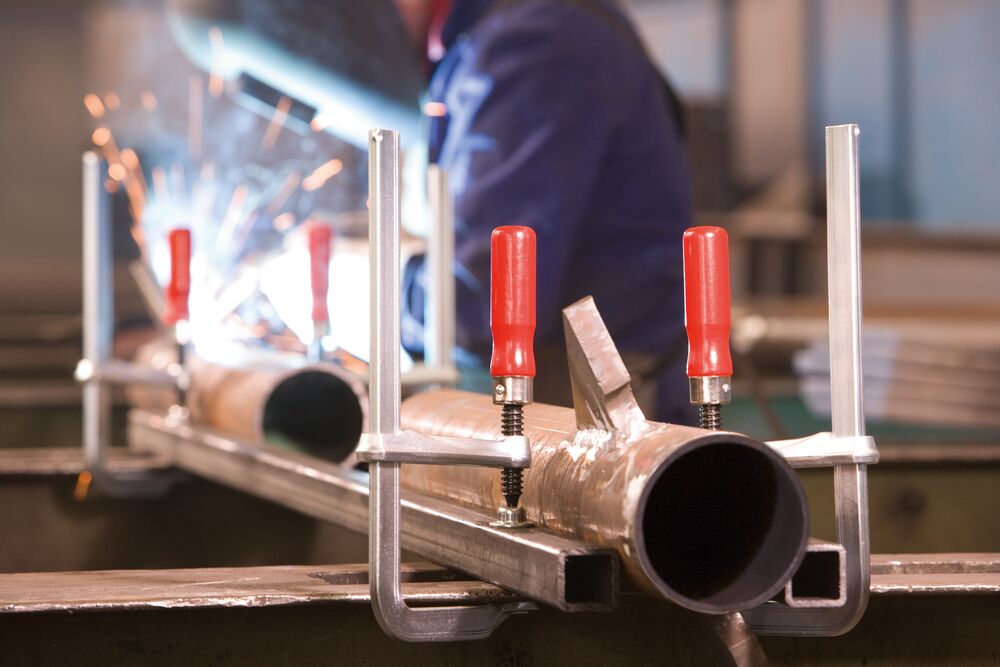 Plieninis  sraigtinis ketaus spaustuvas su medine rankena BESSEY GZ Plieninis  sraigtinis ketaus spaustuvas su medine rankena BESSEY GZ