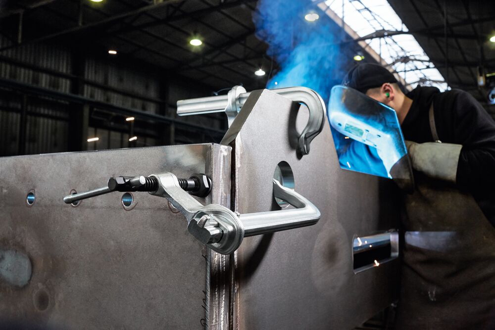 Didelės suspaudimo jėgos plieninis spaustuvas BESSEYS STBVC Didelės suspaudimo jėgos plieninis spaustuvas BESSEYS STBVC