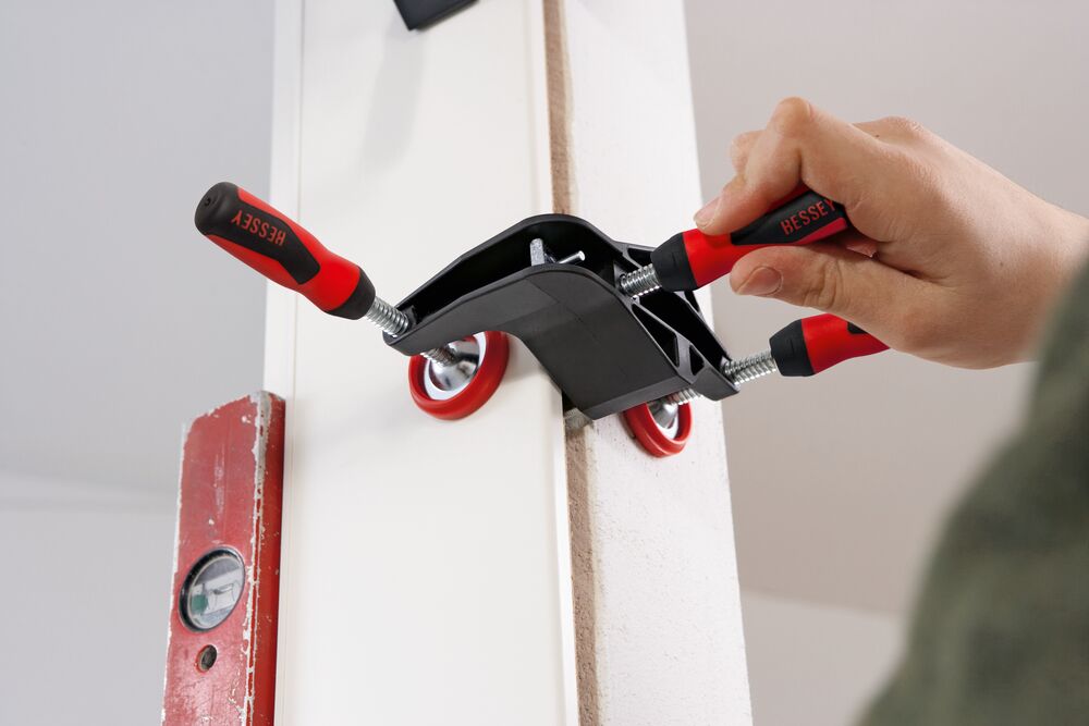 Durų staktų tiesinimo spaustuvas TFM-2K Durų staktų tiesinimo spaustuvas TFM-2K