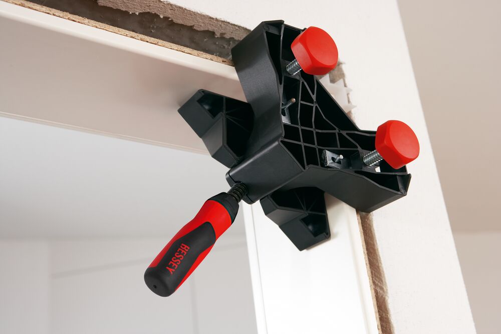 Durų rėmo kampų išlyginimo spaustuvai Bessey WTR